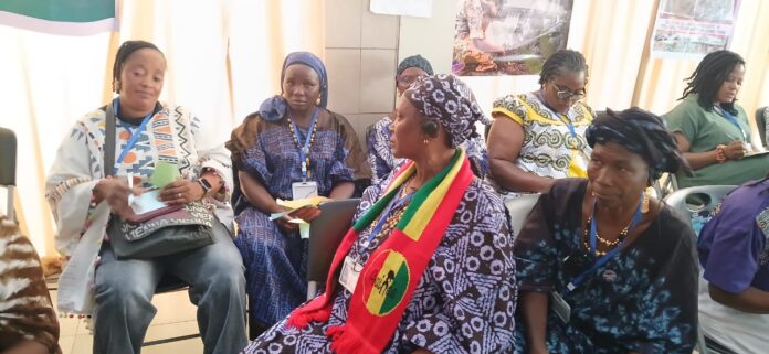 La coordinatrice du programme FEDEV Leticia Lamah et les femmes des communautés à l’Assemblée régionale des femmes pour le climat au Cameroun