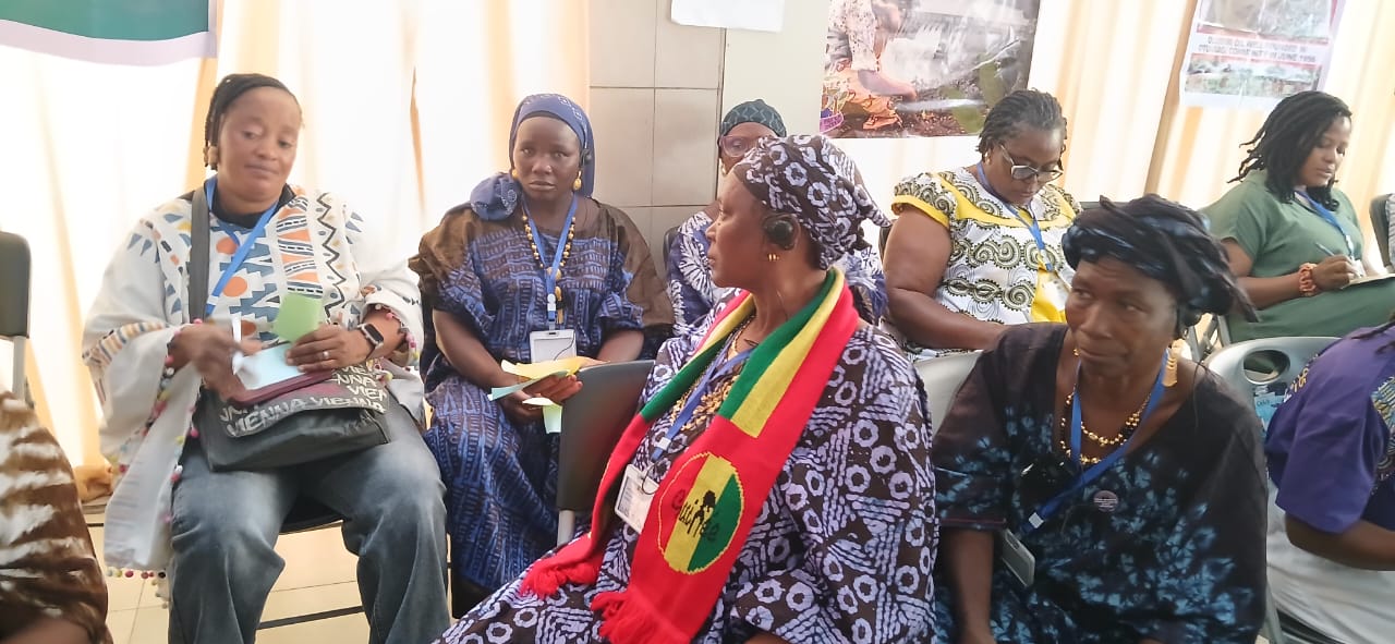 La coordinatrice du programme FEDEV Leticia Lamah et les femmes des communautés à l’Assemblée régionale des femmes pour le climat au Cameroun